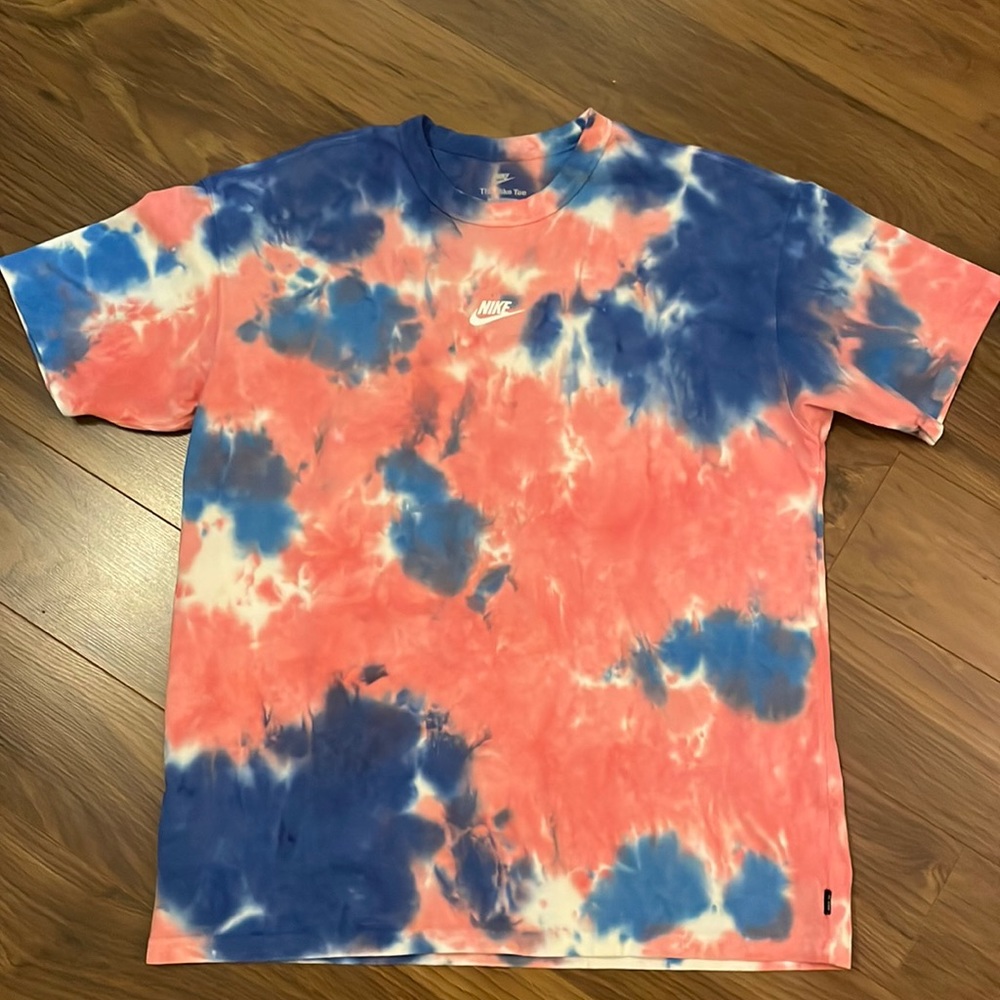 Nike tie-dye shirt size large, EUC